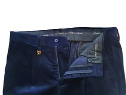 Pantalon en velours côtelé bleu marine ou vert